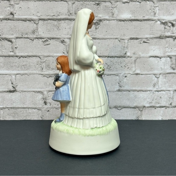 THE BRIDE 1985 International Gallery of Art Figurine Music Box w Girl Behind Her - Picture 2 of 13
